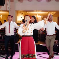 Andreea cântând la o petrecere