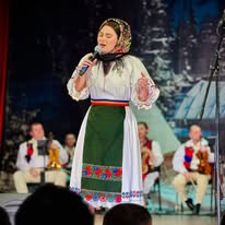 Andreea cântând pe scenă alături de muzicieni