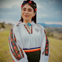 Portret al Andreei în costum popular